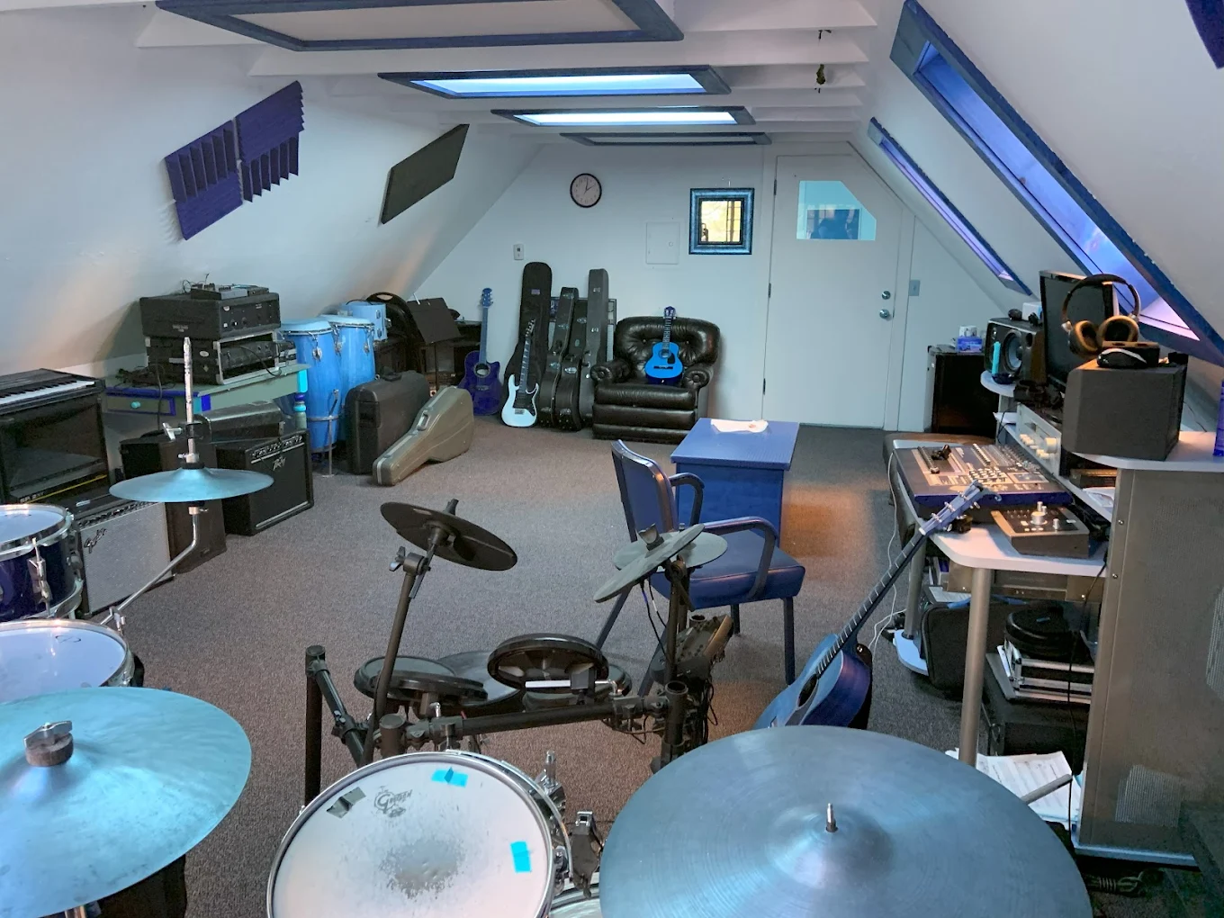 Tahoe City lesson room with instruments and equipment